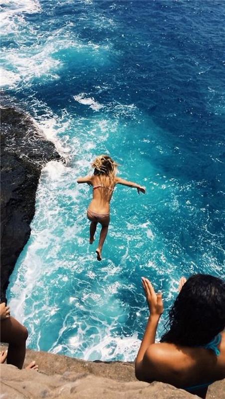 0-paradisiacal-beach-jumping-in-the-sea-photo-paradisiacal-beach-paradisiacal-island