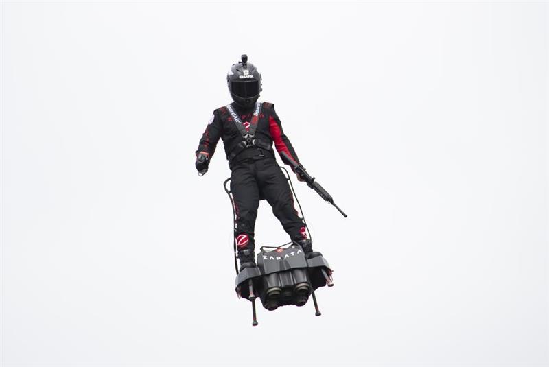 فشل فرانكي زاباتا في محاولته الأولى لعبور القناة الإنجليزية مع Flyboard Air