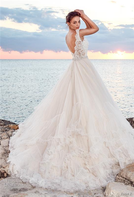 Abiti da sposa stretti، bustino con pizzo، vestito da sposa con chiffon، ragazza con chignon