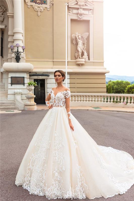 Ragazza con Capelli Legati ، abiti da sposa Principleschi ، vestito con tulle ، abito sposa con decorazioni floreali