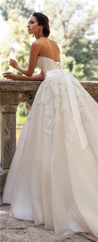 Sposa con Capelli legati، abiti da sposa Principleschi، vestito bianco con ricami