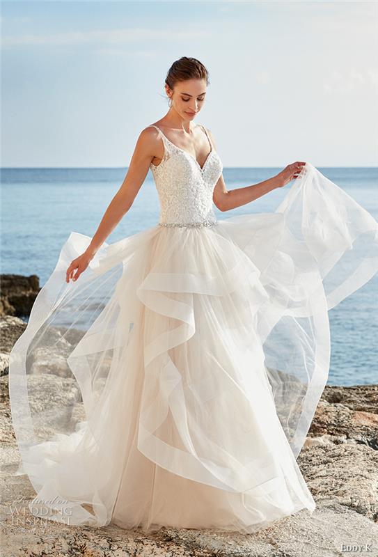 Vestiti da sposa colorati ، ragazza con abito da sposa ، vestito asimmetrico con scollo