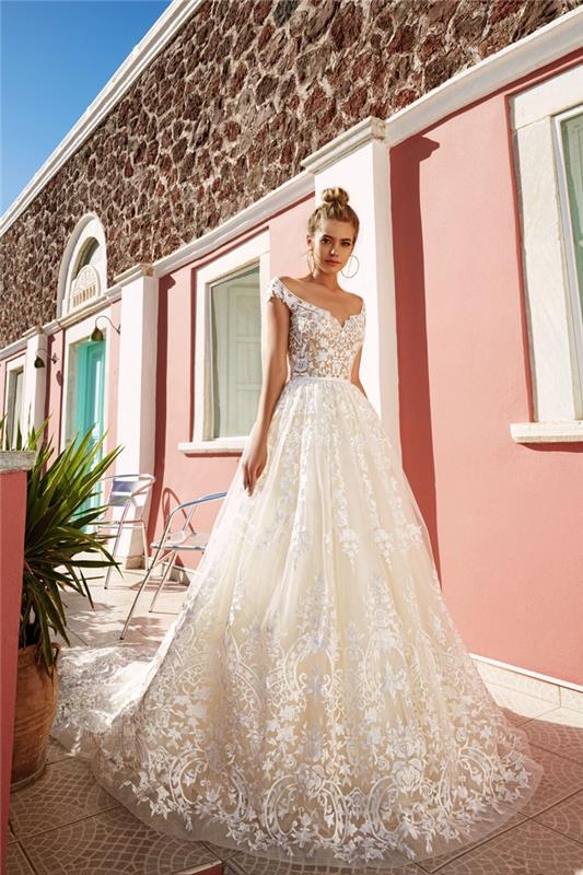 Vestito da sposa Principessa، abito Bianco con pizzi، ragazza con Capelli biondi