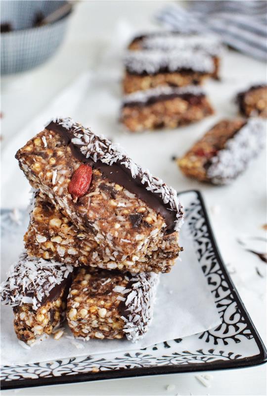 Diétny koláč bez pečenia, kokosová tyčinka, quinoa, datle s čokoládovou polevou bez cukru