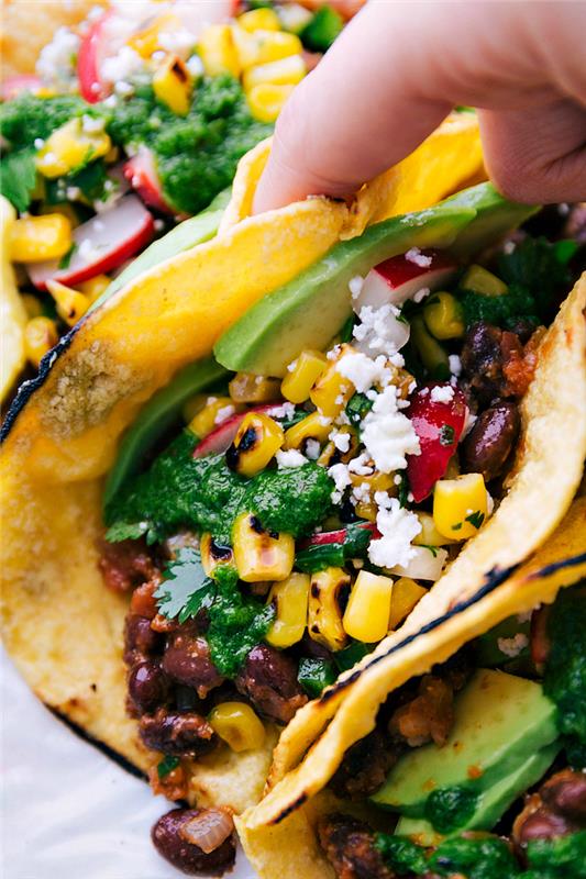 tortillainpackningar, fyllda med nötkött, majs och kålrot, avokadoskivor, nötköttstacos