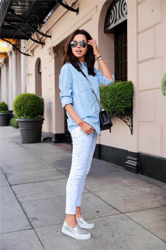 Klädd sneaker chic kvinna känner sig bekväm enkel outfit silver basketklara jeans och jeansskjorta aviatorglasögon