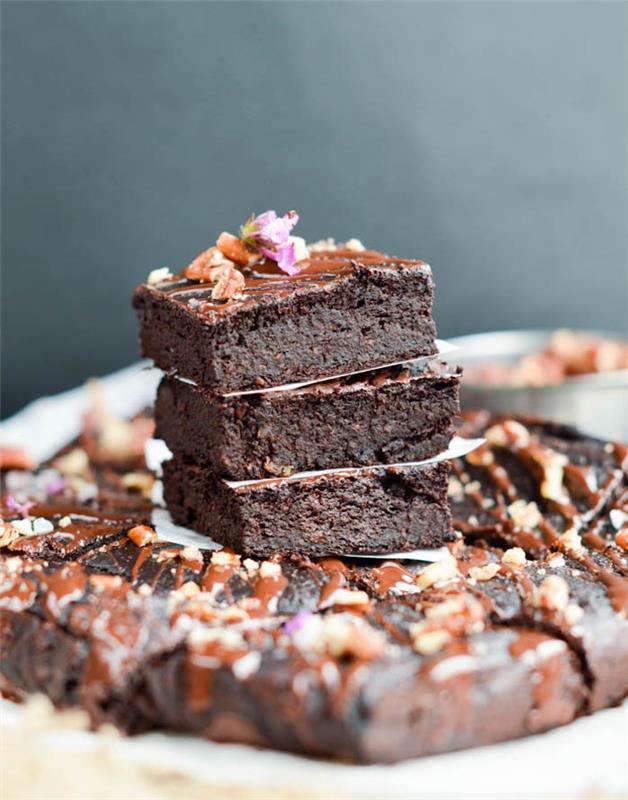 zdravý domáci koláč, avokádové a kakaové brownies, príklad jednoduchého a rýchleho dezertu na prípravu