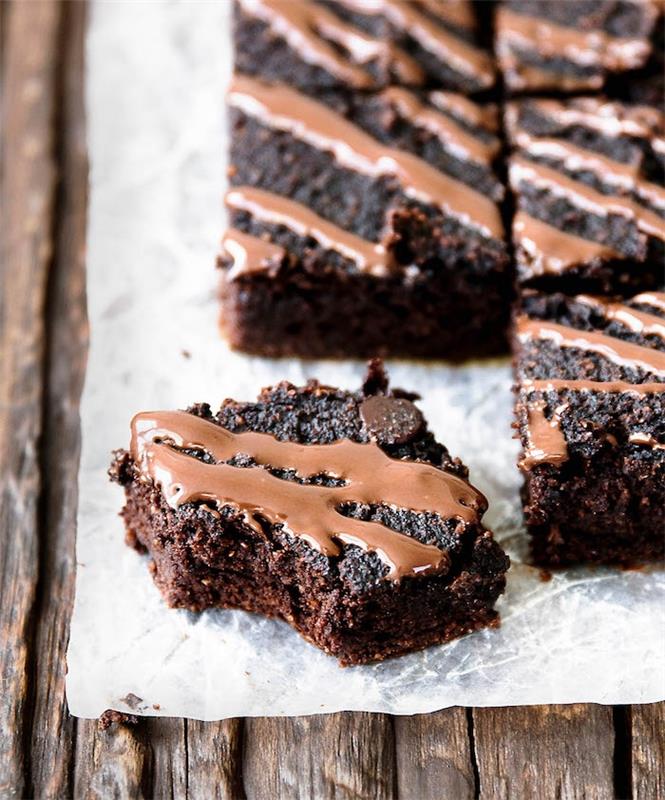 ľahko pripraviteľné pečivo bez cukru, brownies s mandľovou a kokosovou múkou, škoricou a kakaovým práškom