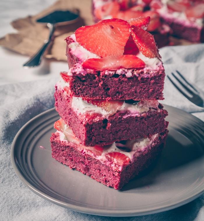 koláč bez cukru recept na bezlepkové cviklové p6ate brownies s jahodami a kešu krémovou polevou