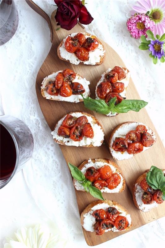 recept na sušenú cherry paradajku a krémový kozí syr bruschetta, ozdobený lístkami bazalky