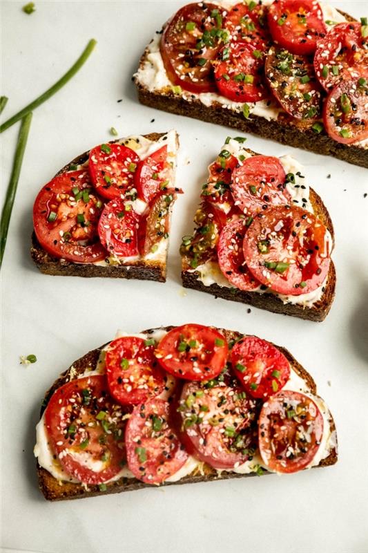 klasický recept na paradajkovú bruschetta, syr, ochutený pažítkou, korením, soľou a olivovým olejom, stredomorské aperitívy