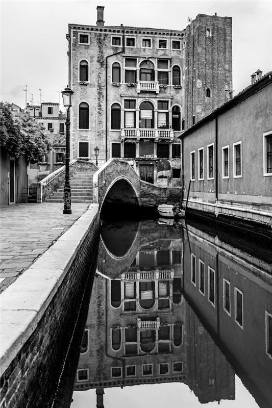 Venedig vibrerar kanal och gammal byggnad, svartvitt foto för telefon tapeter, bakgrund i två färger