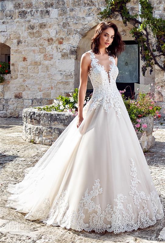 Abito da sposa Principessa، gonna in chiffon e ricami، ragazza con capelli castani