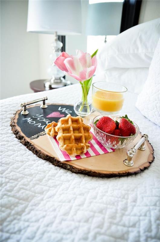 Fare la Colazione a letto ، ciotola con fragole ، bicchiere con succo di frutta ، vaso con fiori freschi