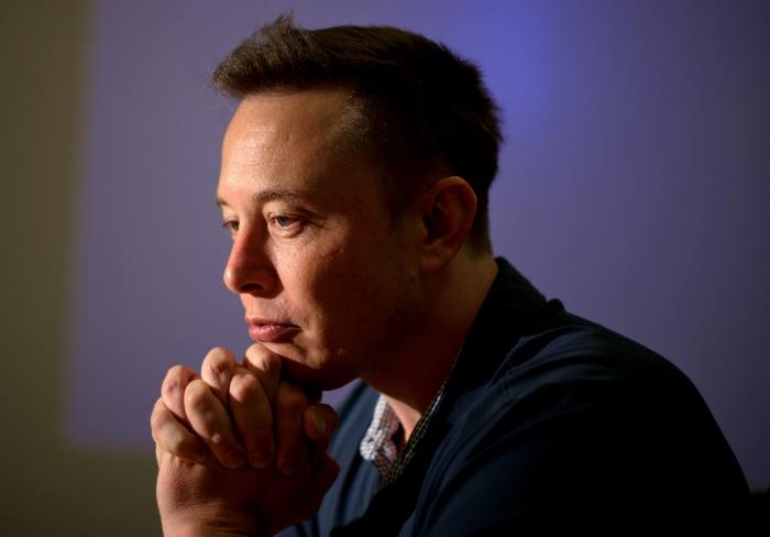 صورة Elon Musk ، يتحدث مع مؤسس Tesla Elon Musk ، مشروع سيارة كهربائية