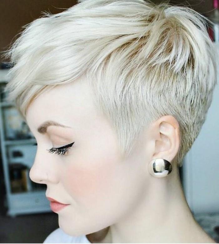 pixie-cut-platina-blond-frisyr-kort