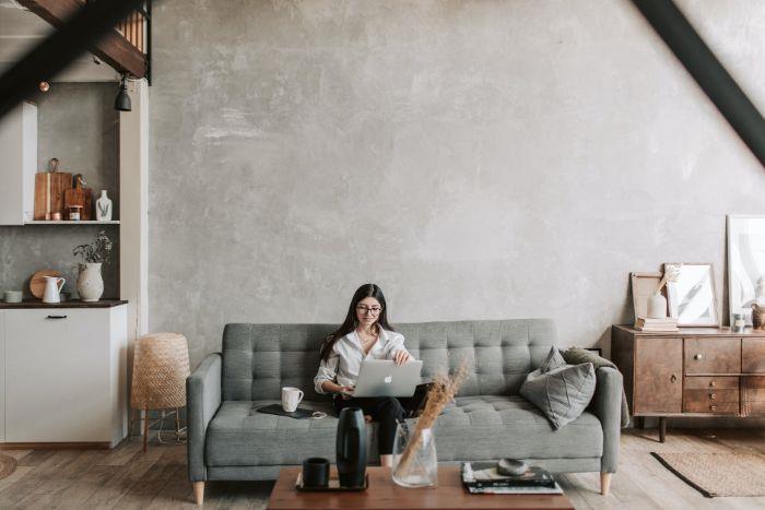 vardagsrumsinredning med grå väggar grå soffa och trämöbler parkett trä exempel interiör loft chic