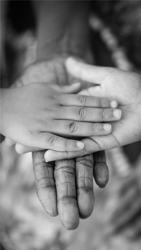 Hands svartvitt foto, klassisk svartvitt bild, skönhet av känselfotografering