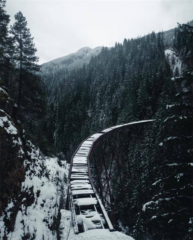 Julbild 2019 för iphone tapeter, vitt och svart foto med vinterlandskap, snöiga bergsfotografier