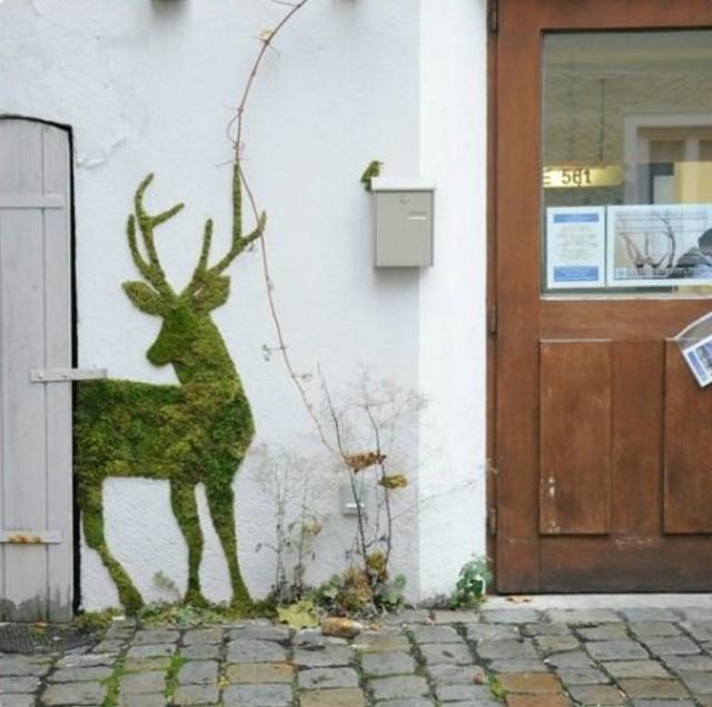 graffiti-på-väggen-vit-rådjur-i-vegetabilisk-mossa