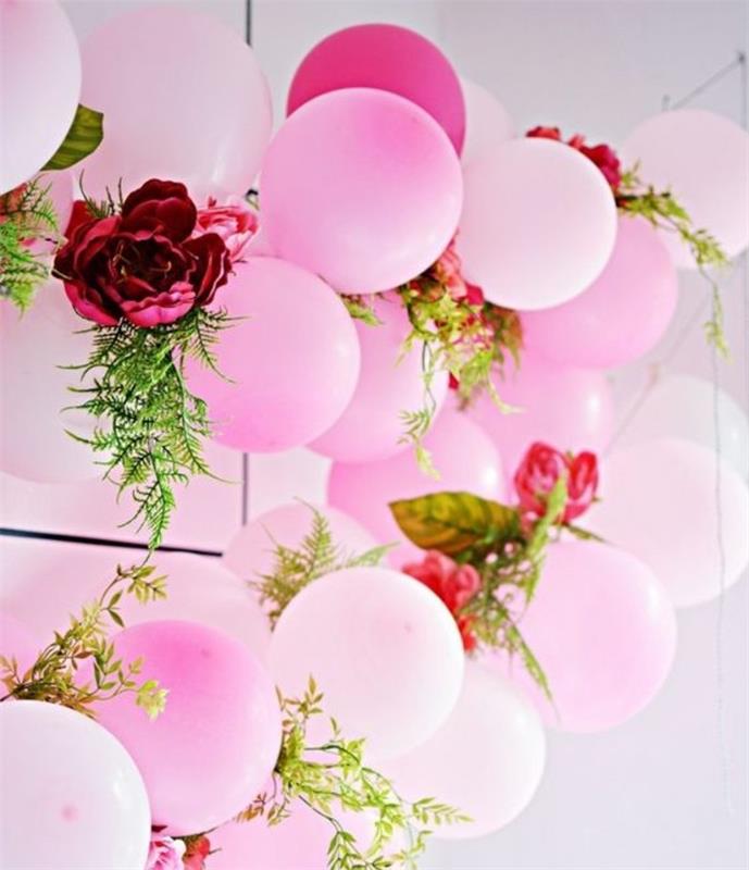 DIY-krans-av-rosa-ballonger-och-rosa-och-röda-blommor-idé-att-göra-en-naturlig-födelsedag-krans