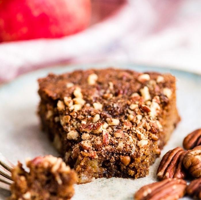 pečivo bez cukru, recept na jablkový koláč s mandľovou múkou a tapiokou, orechmi a kokosovým olejom