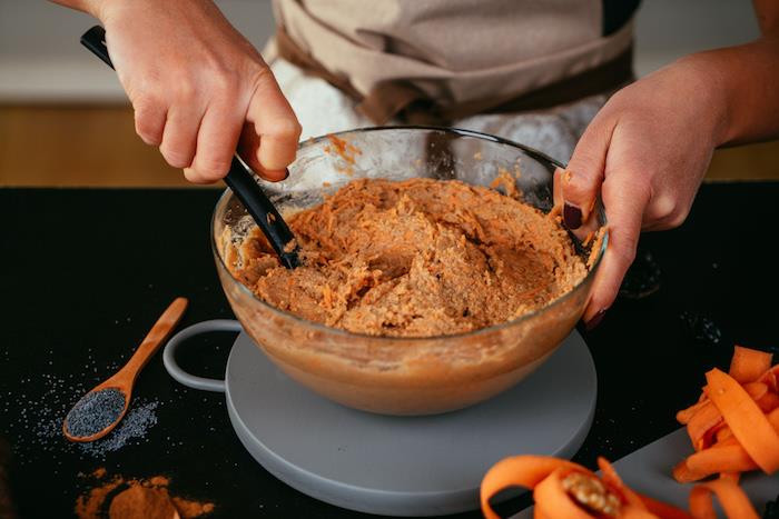 zmiešajte všetky ingrediencie v miske, recept na mrkvový koláč bez múky a s javorovým sirupom, aby ste nahradili cukor