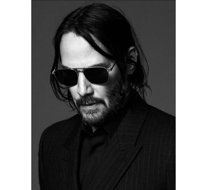 Saint Laurent FW 19 kampanjfoto med Keanu Reeves i svart randig kostym och solglasögon