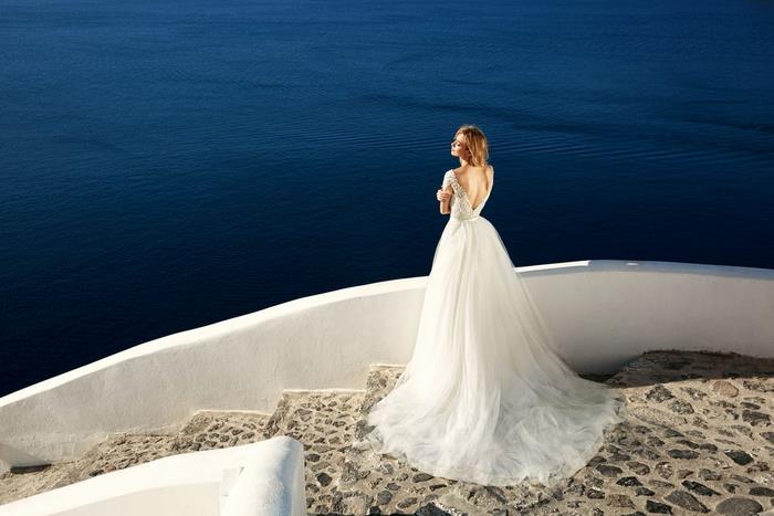 Abito da Sposa Principessa، vestito Bianco con schiena scoperta، ragazza in riva al mare