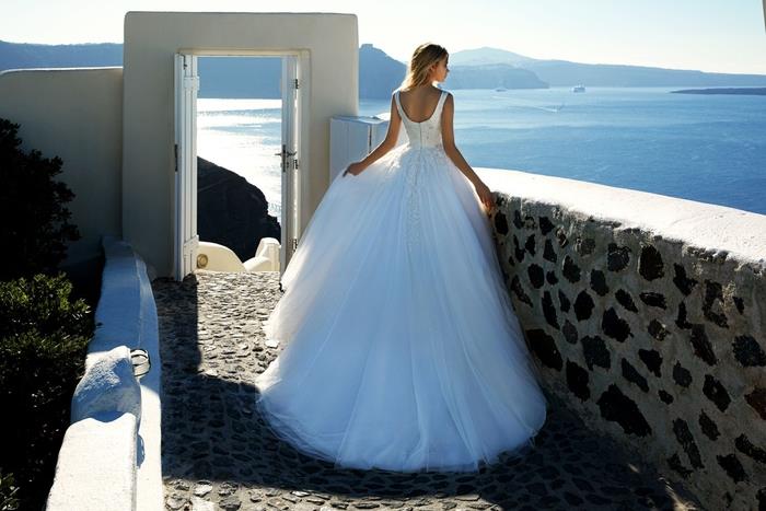 Vestito da Sposa Principessa، Abito Bianco con tulle، ragazza in riva al mare