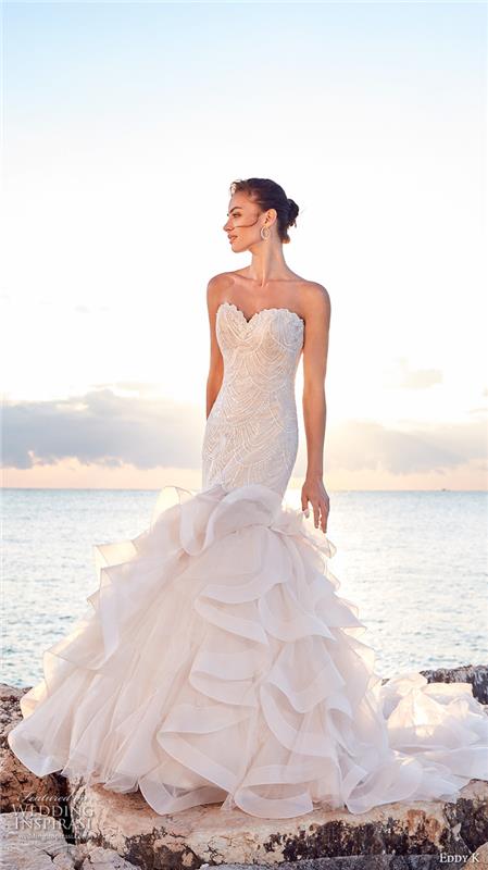 Vestito da sposa con perle ، abito da sposa stile sirena ، ragazza con capelli legati