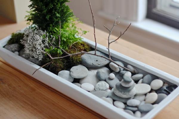 mini-zen-trädgård-natursten-och-liten-bonsai