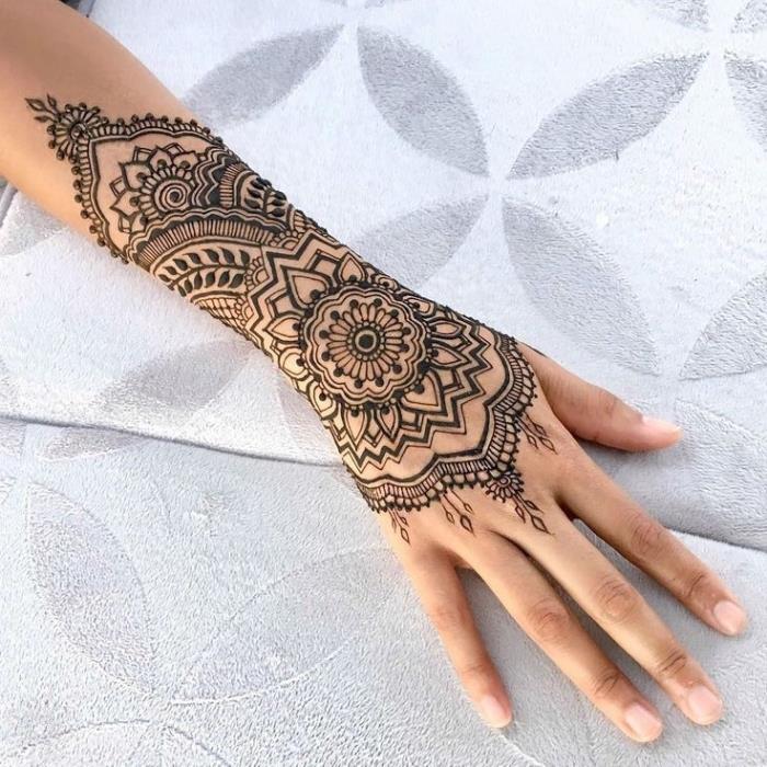 ručná henna, čierne henna body art s etnickým dizajnom a mandalou, henna tetovanie pre ženy