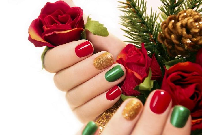 príklad modelu nail art, červené, zlaté a zelené lakované nechty, dekoratívna kompozícia konárov a šišky