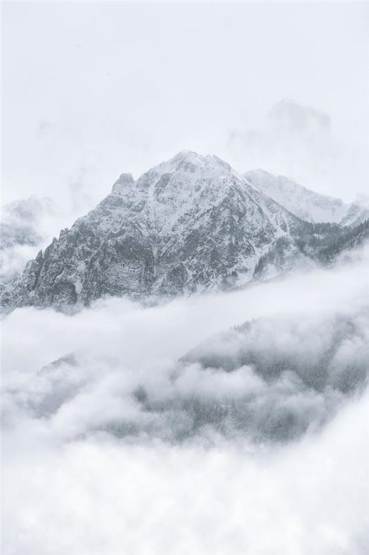 Foto av snöigt berg i svartvitt svartvit bild, grafisk svartvitt teckning