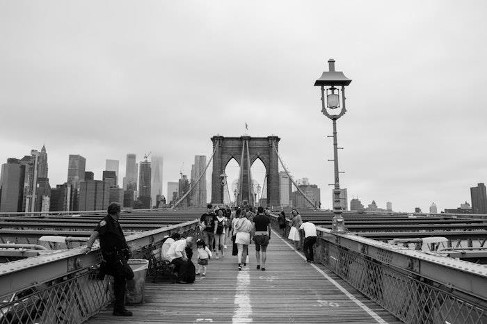 New York Brooklyn Bridge swag tapet med snygg cool tjej tumblr estetik i svart och vitt