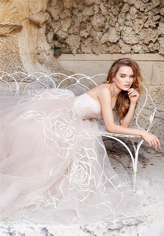 Abito Bianco con Ornamenti floreali، vestiti da sposa colorati، ragazza sdraiata su una panchina