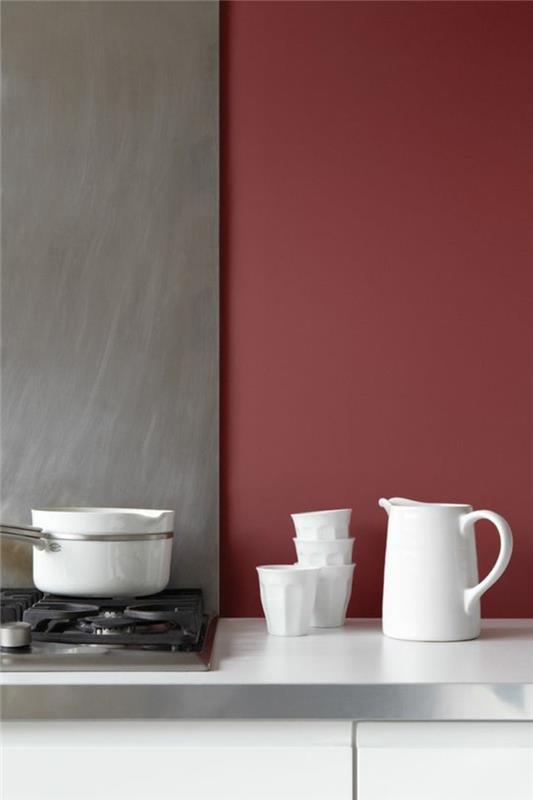 Cucina moderna, abbinamento colori pareti, grigio e rosso bordeaux, utensili porcellana colore bianco