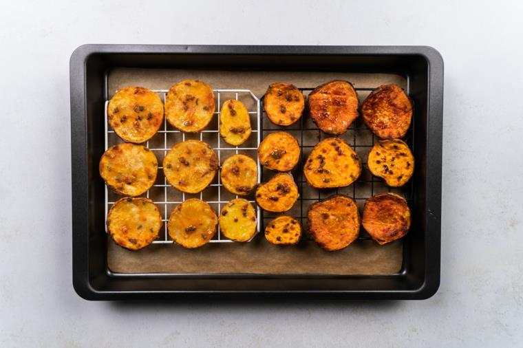 Zemiakové lupienky, teglia con patate al forno, teglia con carta da forno e reti di metallo