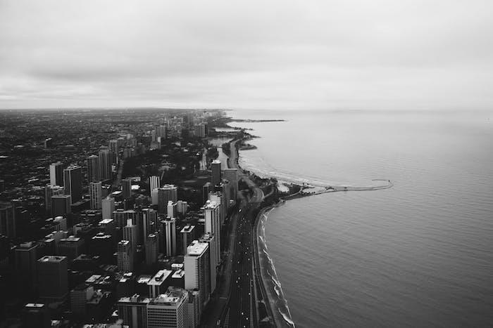 Svartvitt landskap kusten i en stor amerikansk stad, mörk estetisk foto urban harmoni