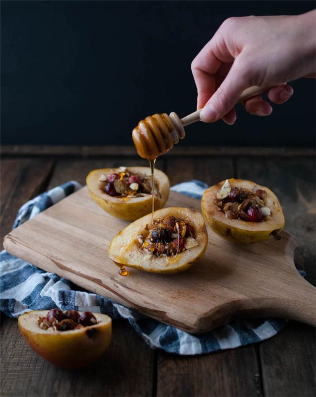 pečené hrušky s granolou, sušené ovocie, škorica a med, ľahký a ľahko pripraviteľný recept na dezert