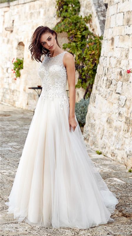 Abiti da sposa stretti، vestito da sposa bianco، ragazza con capelli castani