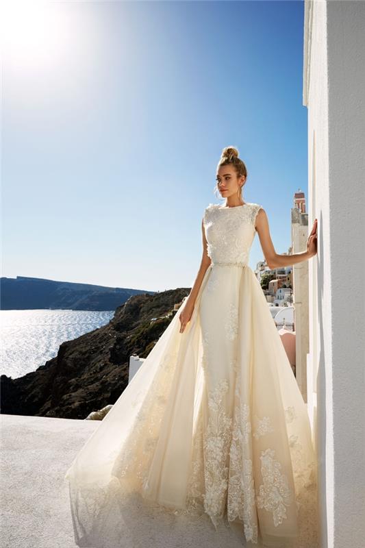 Abito da sposa con ornamenti in pizzo، ragazza con capelli legati، vestito da sposa color crema