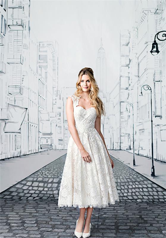 Vestito da sposa corto ، abito con ornamenti in pizzo ، ragazza con capelli biondi