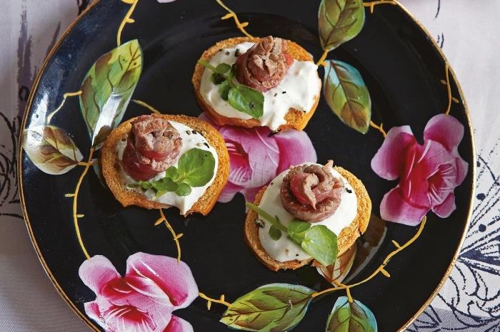 lacný aperitív crostini recept s hovädzou a chrenovou šľahačkou