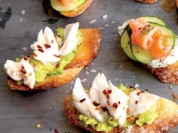 lacný nápad na aperitívový toast pre studený bufet, avokádové a homárové crostini a bruschetta z údeného lososa