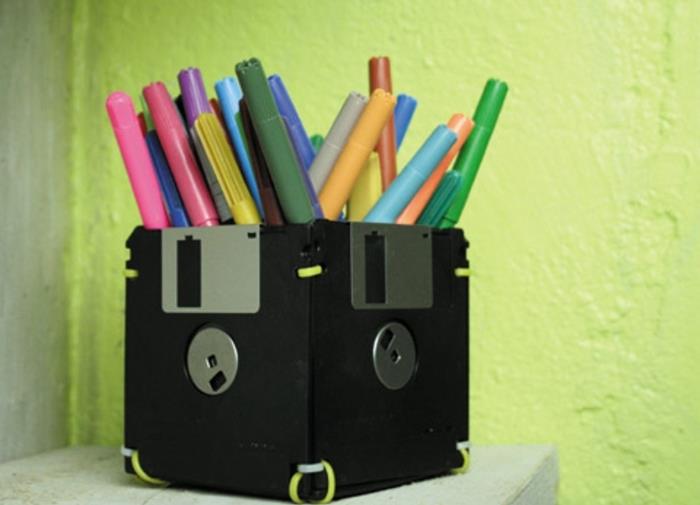 recyling-of-floppy-trasnformed-in-pot-a-pencil-idea-how-to-make-a-original-storage-for-färgade pennor