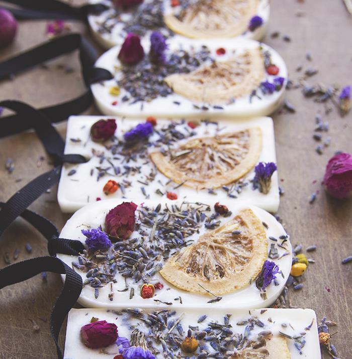 Pensierini di Natale fai da te، sapone con fiori di lavanda، sapone fatto in casa con frutta secca