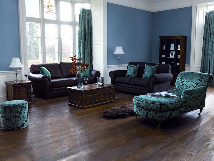 mahognybruna möbler matchar färger med plommon och turkos