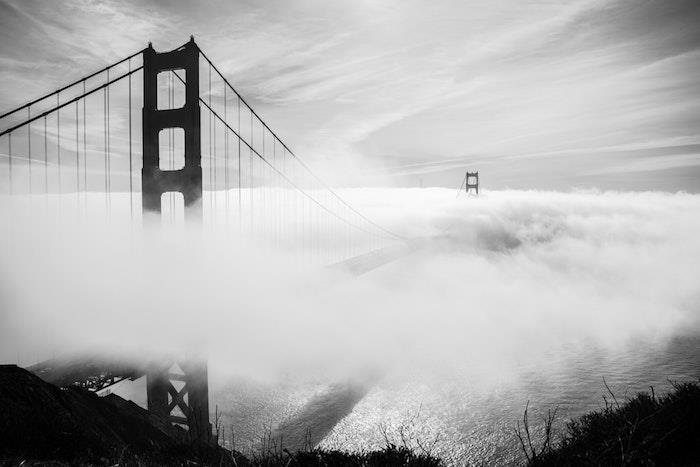 Dimma runt san francisco golden gate bridge svartvitt foto, idé symboliserad av vitt och svart